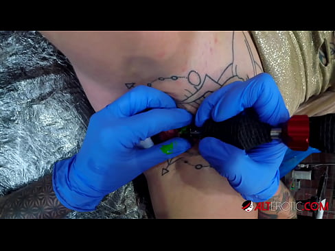 ❤️ Estremamente tatuato hottie Sully Savage ottenuto un tatuaggio sul suo clitoride ❤❌ Pornoal it.punkbass.ru